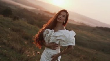 Gelin ve damat gün batımında güzel tarlalarda ve tepelerde yürür, güler ve dans ederler. Düğün günü konsepti