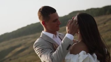 Gelin ve damat gün batımında güzel tarlalarda ve tepelerde yürür, güler ve dans ederler. Düğün günü konsepti