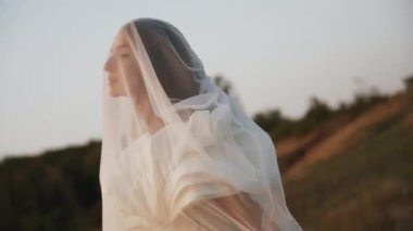 Gelin ve damat gün batımında güzel tarlalarda ve tepelerde yürür, güler ve dans ederler. Düğün günü konsepti