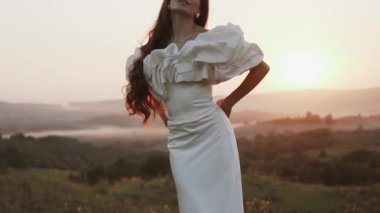 Gelin ve damat gün batımında güzel tarlalarda ve tepelerde yürür, güler ve dans ederler. Düğün günü konsepti