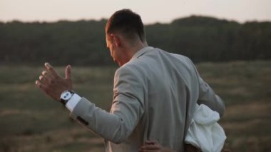Gelin ve damat gün batımında güzel tarlalarda ve tepelerde yürür, güler ve dans ederler. Düğün günü konsepti