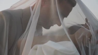 Gelin ve damat gün batımında güzel tarlalarda ve tepelerde yürür, güler ve dans ederler. Düğün günü konsepti