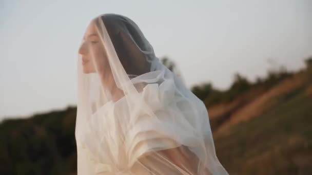 Bruid Bruidegom Wandelen Bij Zonsondergang Door Prachtige Velden Heuvels Lachen — Stockvideo