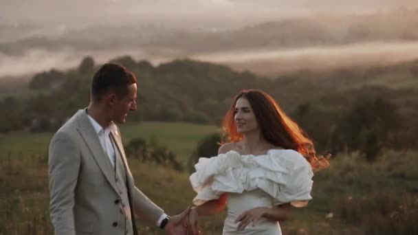 Bruid Bruidegom Wandelen Bij Zonsondergang Door Prachtige Velden Heuvels Lachen — Stockvideo