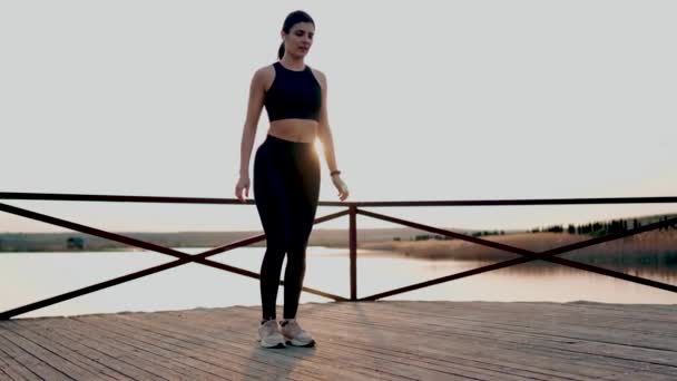 Giovane Donna Atletica Che Esercizi Fitness Nel Parco Vicino Lago — Video Stock