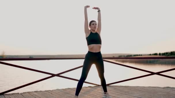Молодая Спортсменка Делает Фитнес Упражнения Парке Возле Озера Закате — стоковое видео