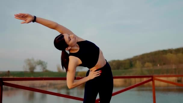 Молода Атлетична Жінка Робить Фізичні Вправи Парку Біля Озера Заході — стокове відео