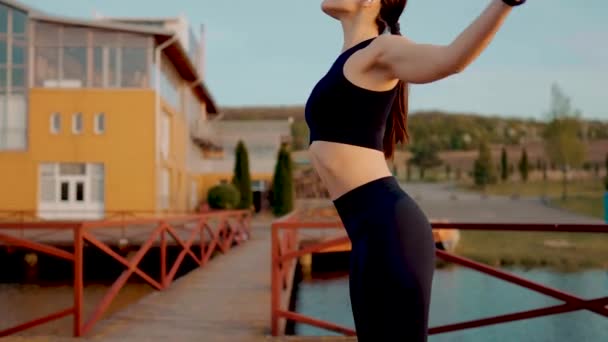 Gün Batımında Gölün Yanındaki Parkta Spor Yapan Genç Atletik Kadın — Stok video