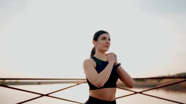 Jonge Atletische Vrouw Doet Fitnessoefeningen Het Park Buurt Van Het — Stockvideo
