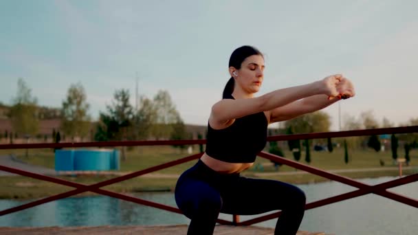 Jonge Atletische Vrouw Doet Fitnessoefeningen Het Park Buurt Van Het — Stockvideo
