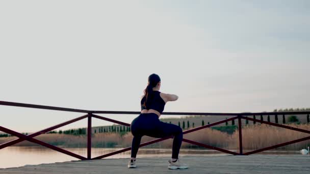 Jovem Atlética Fazendo Exercícios Fitness Parque Perto Lago Pôr Sol — Vídeo de Stock