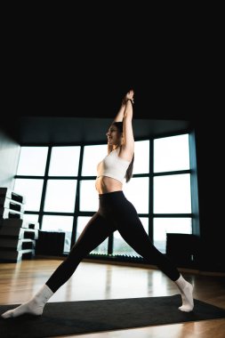 Genç atletik kadın spor salonunda yoga yapıyor. Yoga ve spor. Sağlıklı yaşam tarzı konsepti.