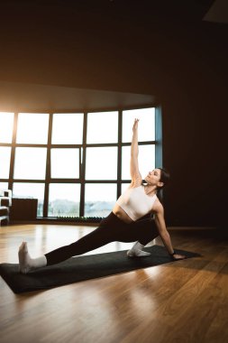 Genç atletik kadın spor salonunda yoga yapıyor. Yoga ve spor. Sağlıklı yaşam tarzı konsepti.
