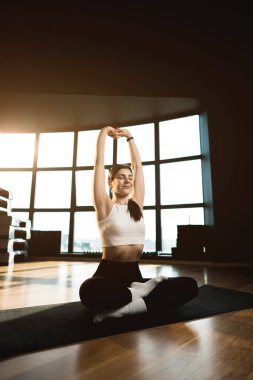 Genç atletik kadın spor salonunda yoga yapıyor. Yoga ve spor. Sağlıklı yaşam tarzı konsepti.