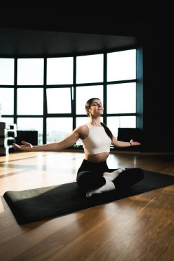 Genç atletik kadın spor salonunda yoga yapıyor. Yoga ve spor. Sağlıklı yaşam tarzı konsepti.