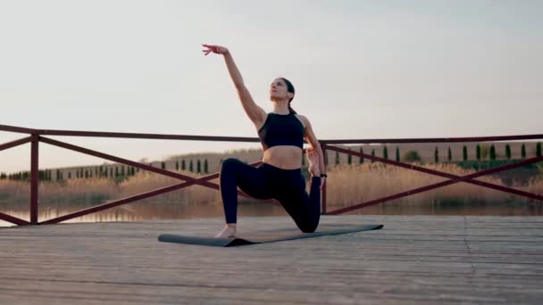 Junge Frau Meditiert Und Macht Yoga Übungen Ufer Des Sees — Stockvideo