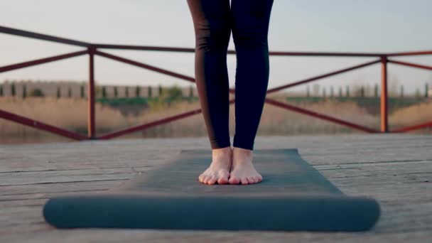 Mujer Joven Medita Hace Ejercicios Yoga Terraplén Del Lago Atardecer — Vídeos de Stock
