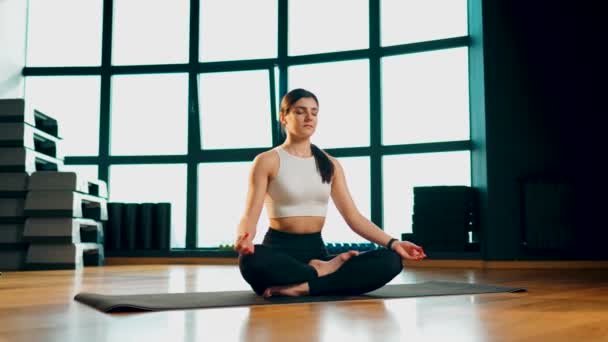 Jonge Atletische Vrouw Bezig Met Fitness Doet Yoga Gym Yoga — Stockvideo