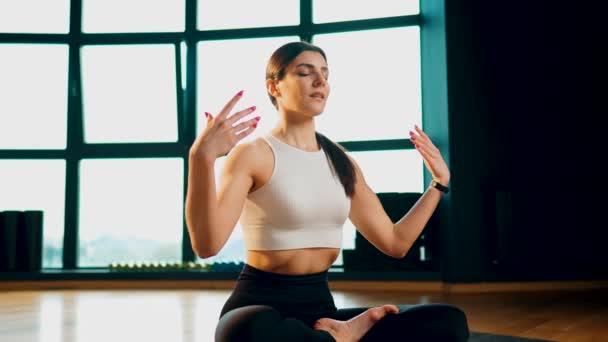 Jonge Atletische Vrouw Bezig Met Fitness Doet Yoga Gym Yoga — Stockvideo