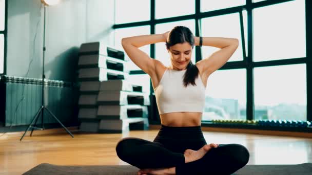 Genç Atletik Kadın Spor Salonunda Yoga Yapıyor Yoga Spor Sağlıklı — Stok video