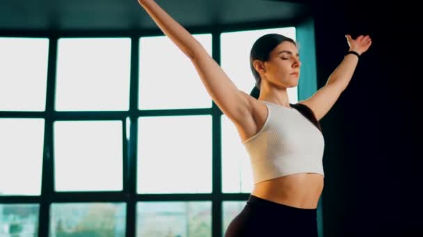 若い運動女性はフィットネスに従事し ジムでヨガを行っています ヨガとフィットネス 健康的なライフスタイルの概念4K — ストック動画