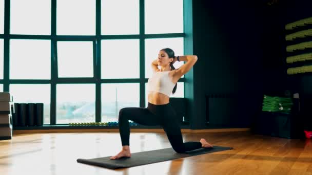 Genç Atletik Kadın Spor Salonunda Yoga Yapıyor Yoga Spor Sağlıklı — Stok video