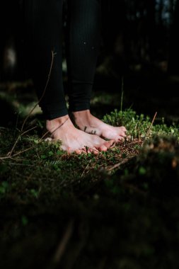 Genç bir kadın ormanda yoga yapıyor ve meditasyon yapıyor. Yoga ve meditasyon konsepti. Yoga asanas. 