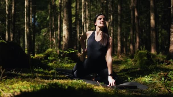 Ung Kvinde Dyrker Yoga Mediterer Skoven Yoga Meditation Koncept Yoga – Stock-video