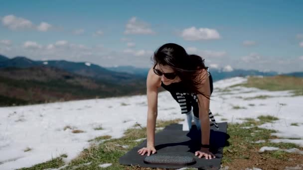 Mujer Joven Meditando Cima Las Montañas Nevadas Yoga Concepto Meditación — Vídeos de Stock