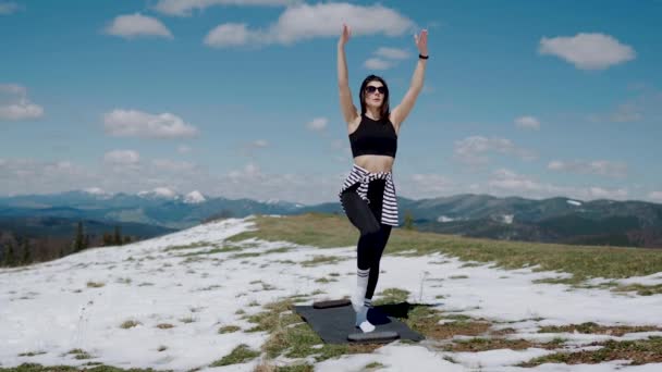 年轻女子在雪山顶上沉思 瑜伽和冥想的概念 — 图库视频影像