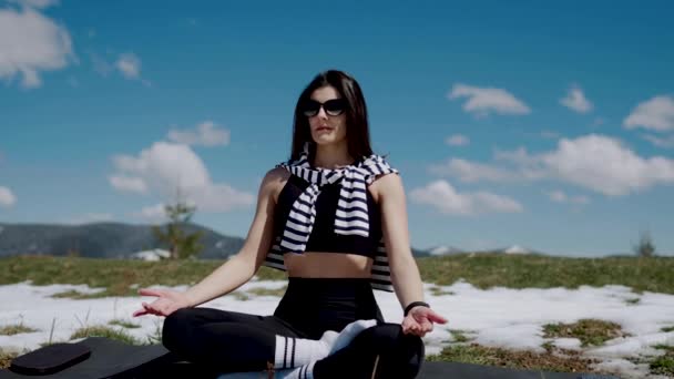 Junge Frau Meditiert Auf Schneebedeckten Bergen Yoga Und Meditationskonzept Yoga — Stockvideo
