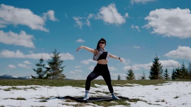 Giovane Donna Che Medita Sulla Cima Montagne Neve Yoga Meditazione — Video Stock