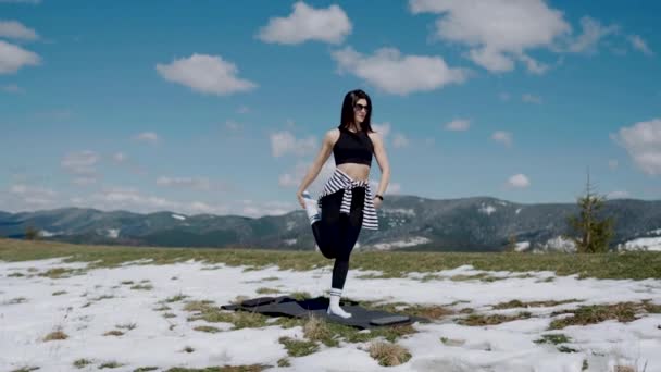 Mujer Joven Meditando Cima Las Montañas Nevadas Yoga Concepto Meditación — Vídeo de stock