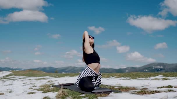 Mujer Joven Meditando Cima Las Montañas Nevadas Yoga Concepto Meditación — Vídeo de stock