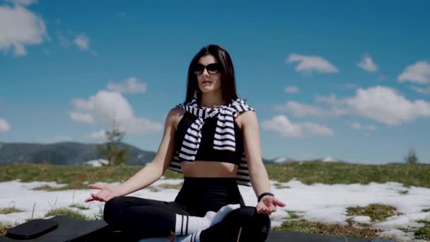 Giovane Donna Che Medita Sulla Cima Montagne Neve Yoga Meditazione — Video Stock