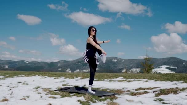 Karlı Dağların Tepesinde Meditasyon Yapan Genç Bir Kadın Yoga Meditasyon — Stok video