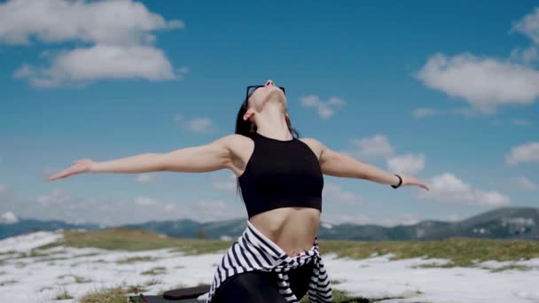 年轻女子在雪山顶上沉思 瑜伽和冥想的概念 — 图库视频影像