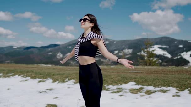 Karlı Dağların Tepesinde Meditasyon Yapan Genç Bir Kadın Yoga Meditasyon — Stok video