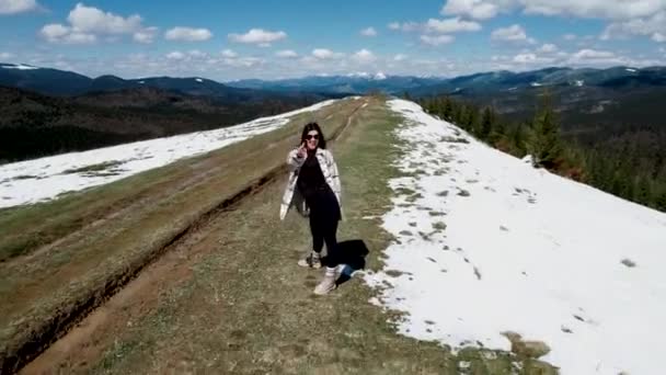 Щаслива Жінка Біжить Танцює Вздовж Снігових Гір Концепція Подорожей Дронів — стокове відео