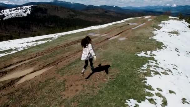 Lykkelig Kvinne Løper Danser Langs Toppen Snødekte Fjell Reisekonsept Drone – stockvideo