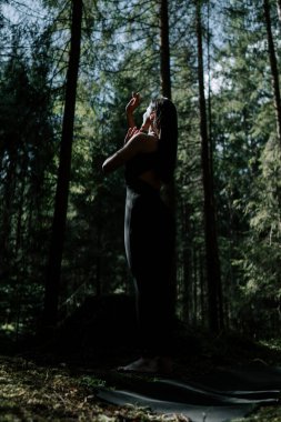 Ormandaki Sadhu tahtalarında duran genç bir kadın. Sadhu sörf tahtaları. Meditasyon ve çivi konsepti