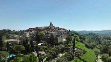 Saint Paul de Vence Köyü, Fransa. Saint-Paul-de-Vence 'den insansız hava aracı vuruldu. Fransa 'nın güneyindeki ortaçağ güçlendirilmiş köy