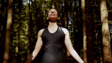 Peri ormanında çivilerle tahta üzerinde duran bir kadın. Ayaklar güvertede Sadhu. Yoga ve meditasyon konsepti