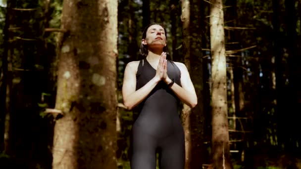 一个女人站在神话般的森林里钉着钉子的木板上 脚站在萨杜的船上 瑜伽和冥想的概念 — 图库视频影像