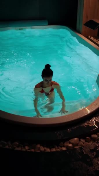 Uma Jovem Mulher Fato Banho Nada Numa Piscina Interior Com — Vídeo de Stock