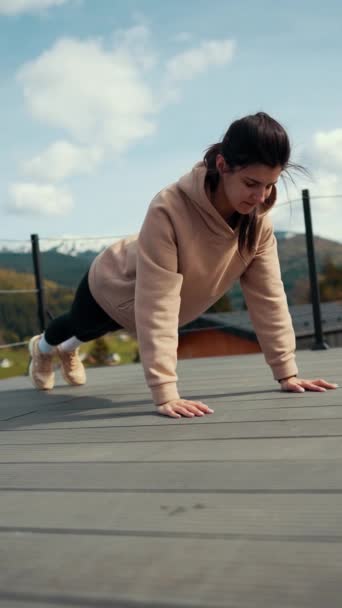 Une Jeune Femme Fait Des Exercices Matinaux Sur Terrasse Hôtel — Video