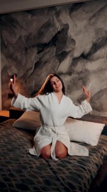 Sabah cilt bakımı ameliyatları yapan genç bir kadın. Kadın yüzü ve vücuduyla ilgileniyor. Kadın sabah rutini.