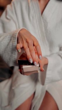 Sabah cilt bakımı ameliyatları yapan genç bir kadın. Kadın yüzü ve vücuduyla ilgileniyor. Kadın sabah rutini.