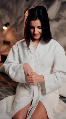 Sabah cilt bakımı ameliyatları yapan genç bir kadın. Kadın yüzü ve vücuduyla ilgileniyor. Kadın sabah rutini.