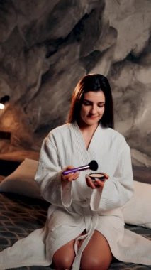 Sabah cilt bakımı ameliyatları yapan genç bir kadın. Kadın yüzü ve vücuduyla ilgileniyor. Kadın sabah rutini.